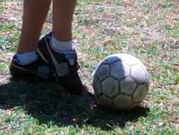 掌握正确运球方法,提升足球技巧,成为球场